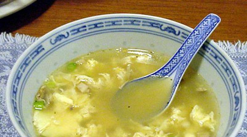 Sopa con huevo y fideos Cómo cocinar sopa de patatas con huevo.